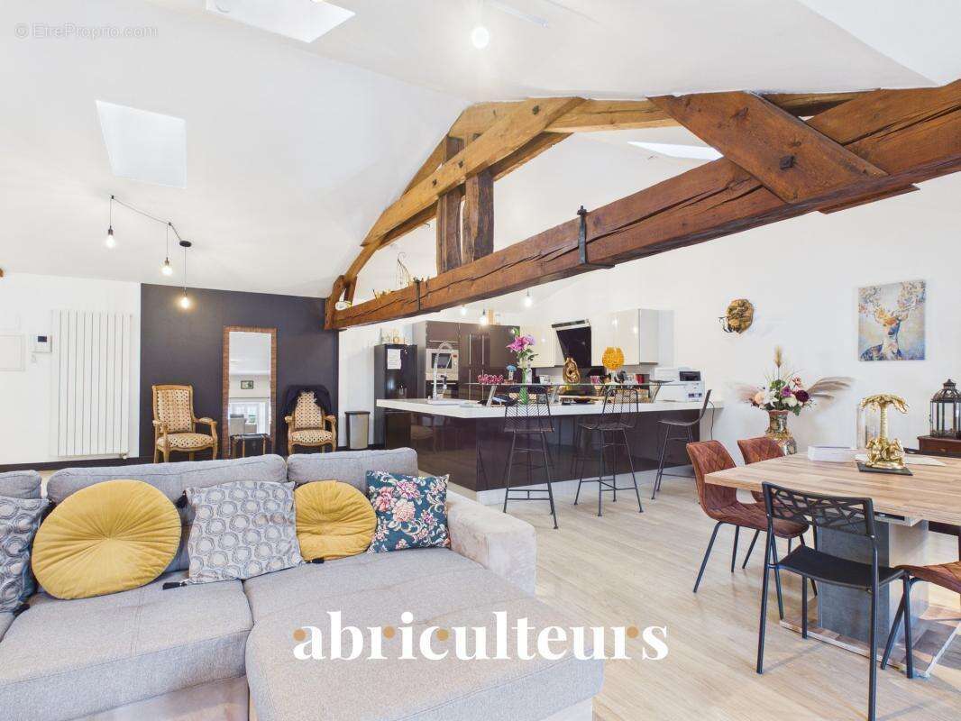 Immeuble polyvalent de 333 m² en vente à Saint-Savinien (17350) - photo 3