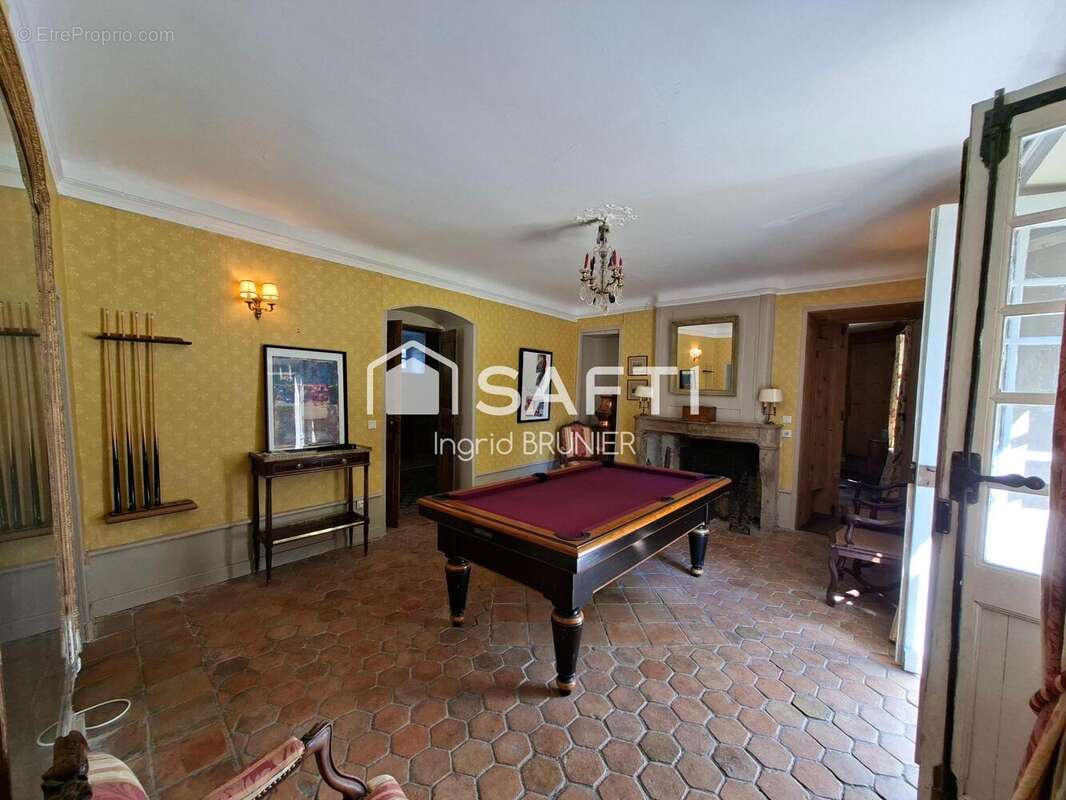 Maison 585 m² à Chazey-Bons  - photo 8