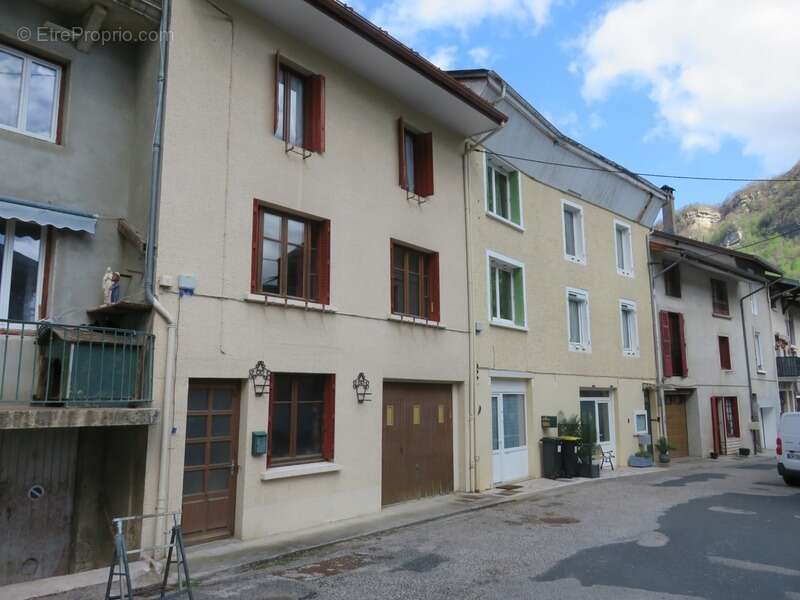 Maison à vendre 5 pièces de 148 m² à CHALEY (01) avec jardin de 436 m² en bordure de la rivière - photo 3