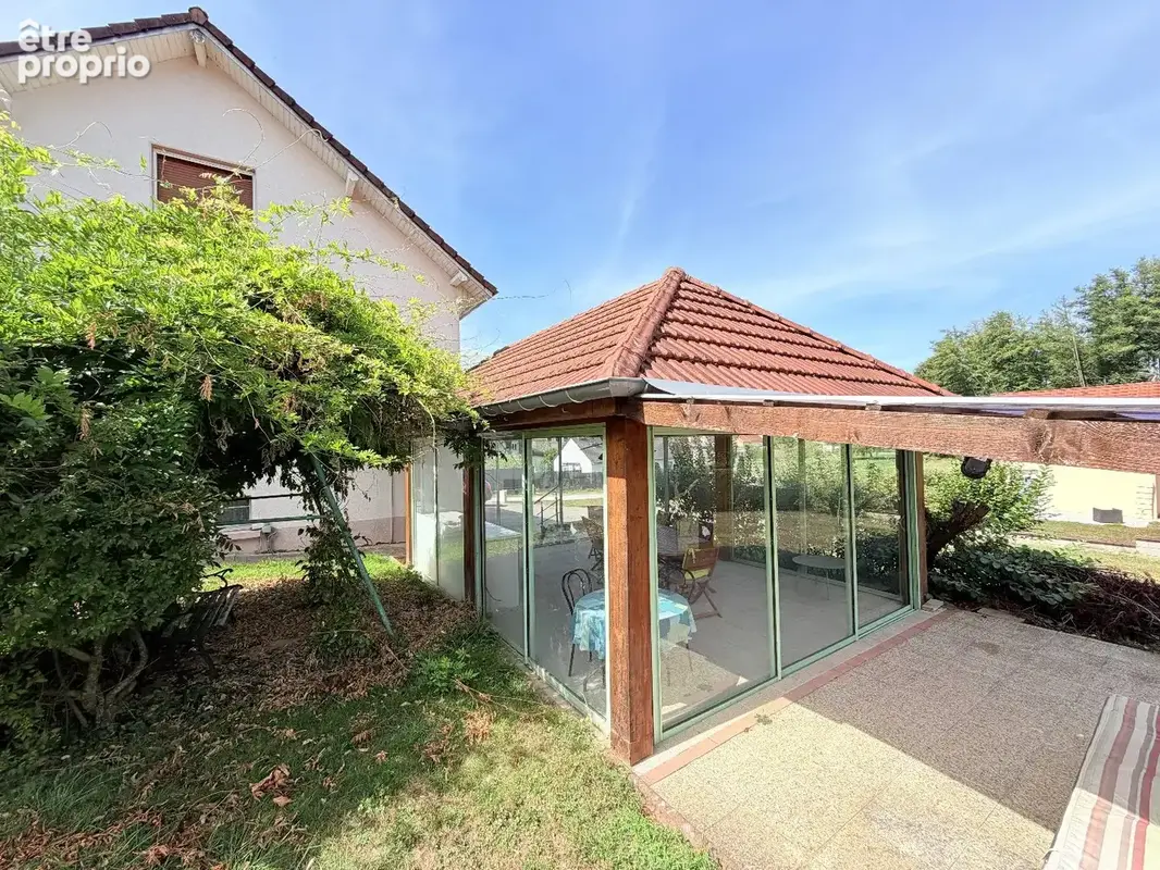 Maison individuelle -- Beaux volumes, véranda et terrain de 12 ares - photo 3