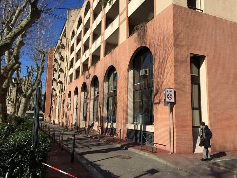 Commerce 1376 m² à Toulouse  - photo 4