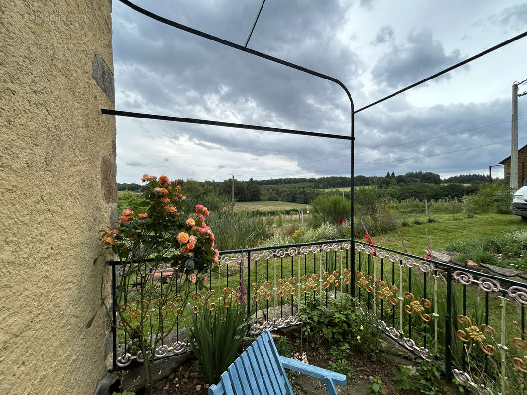Maison à LAVAL-SUR-LUZEGE