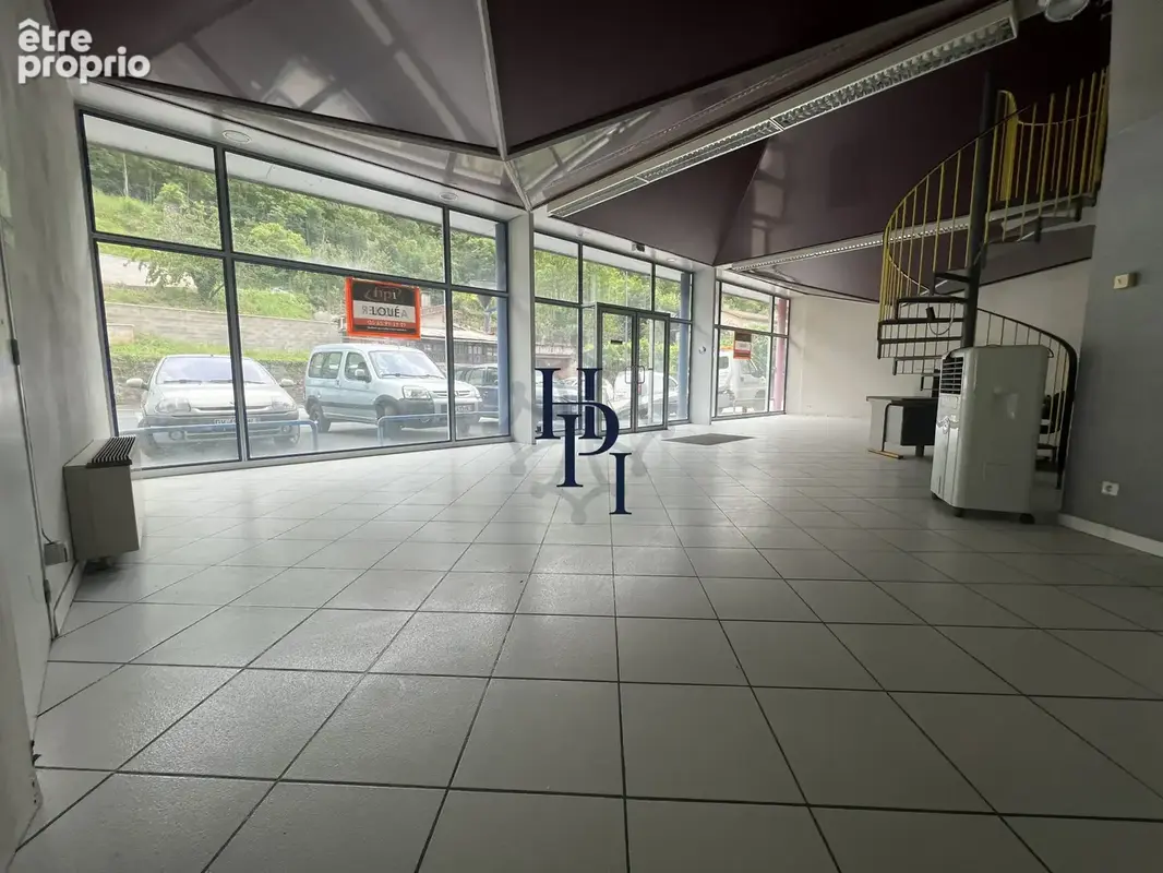 Vente deux locaux commerciaux, dépôt, 12 garages et parking sur 974 m2 de terrain Saint Affrique - photo 3