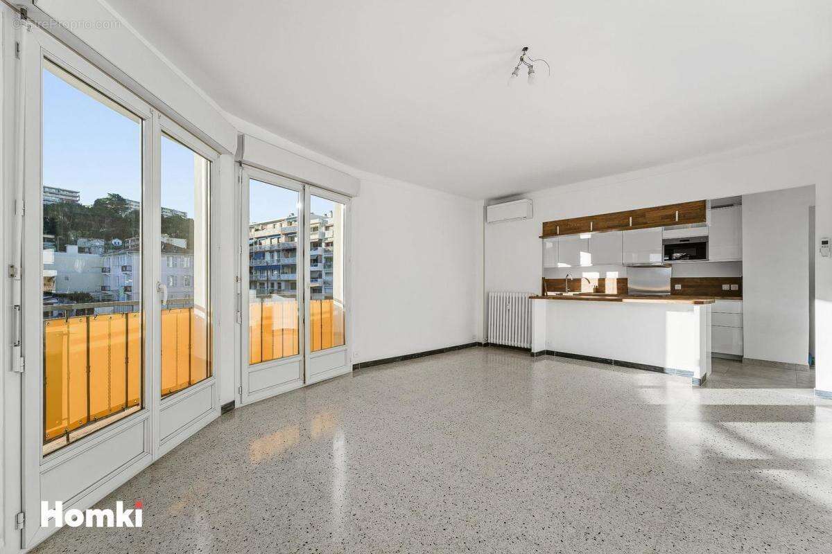Appartement à SAINT-LAURENT-DU-VAR