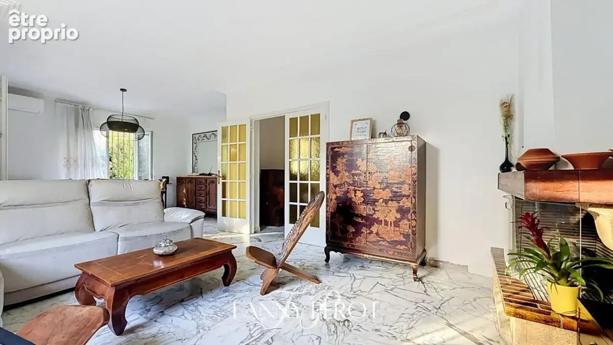 Maison familiale de charme de plus de 150 m² avec terrasses, jardin et sous-sol complet au clos Banet - photo 7