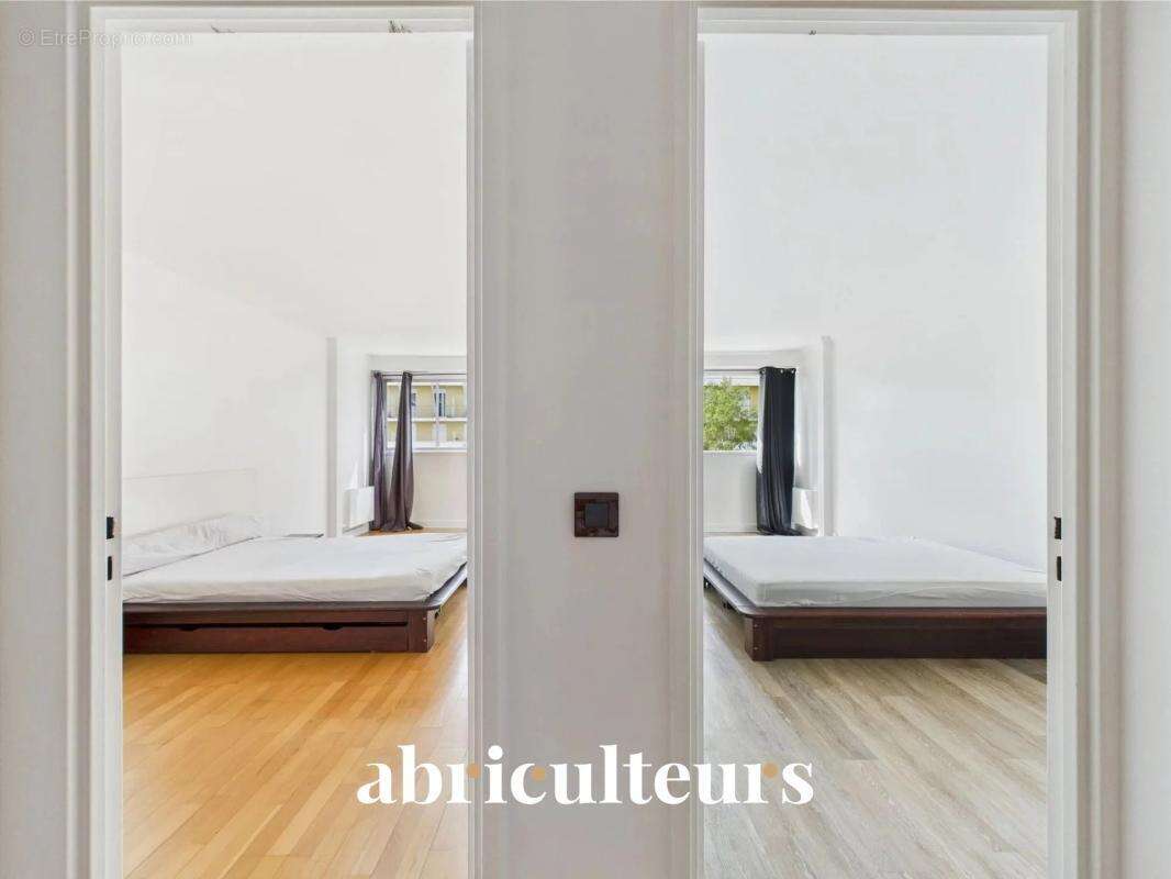 Appartement - 86 m² - Séjour lumineux avec accès balcon en vente à Courbevoie (92400) - photo 11