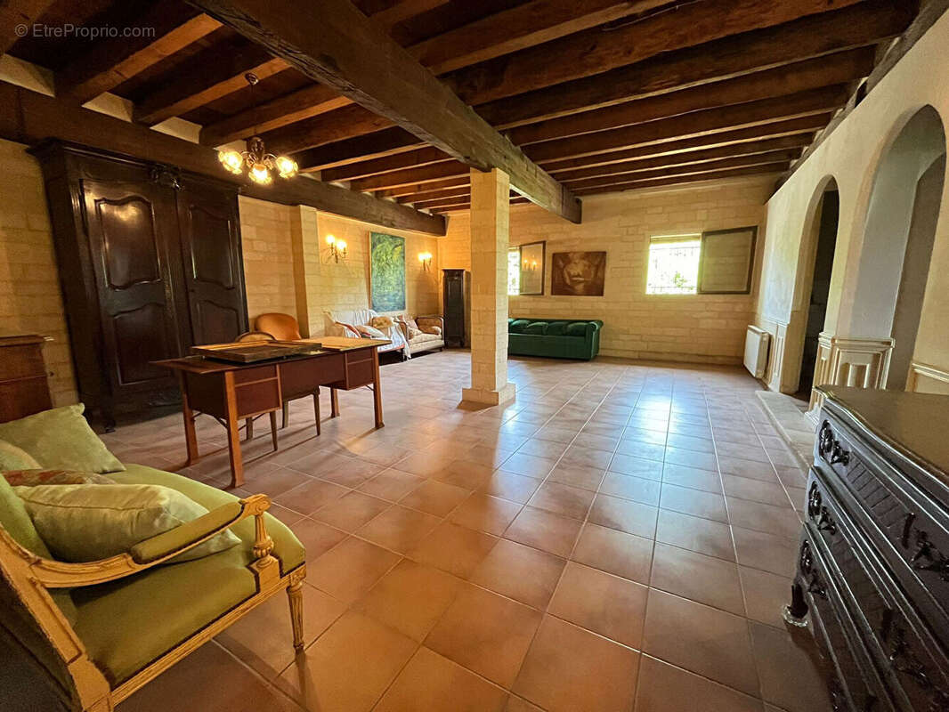 À vendre Authentique Mas - 5 chambres avec piscine, parc arboré et 4 garages - Proche Calvisson - photo 7
