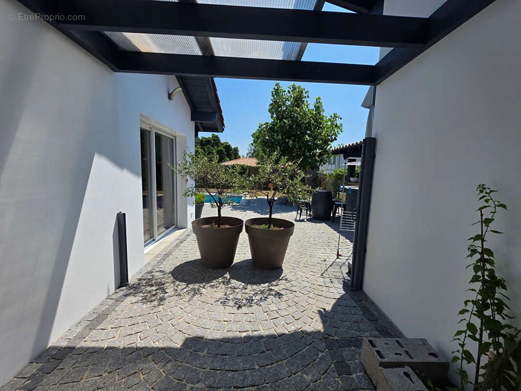 SAUBRIGUES,  Maison  récente de plain-pied 4 pièce(s) avec piscine - photo 4