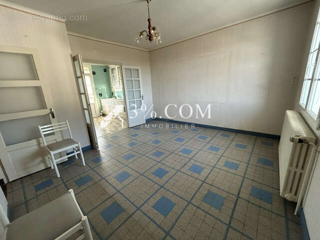 Maison de 117m2 avec deux garages et dépendances sur 960m2 d - photo 4