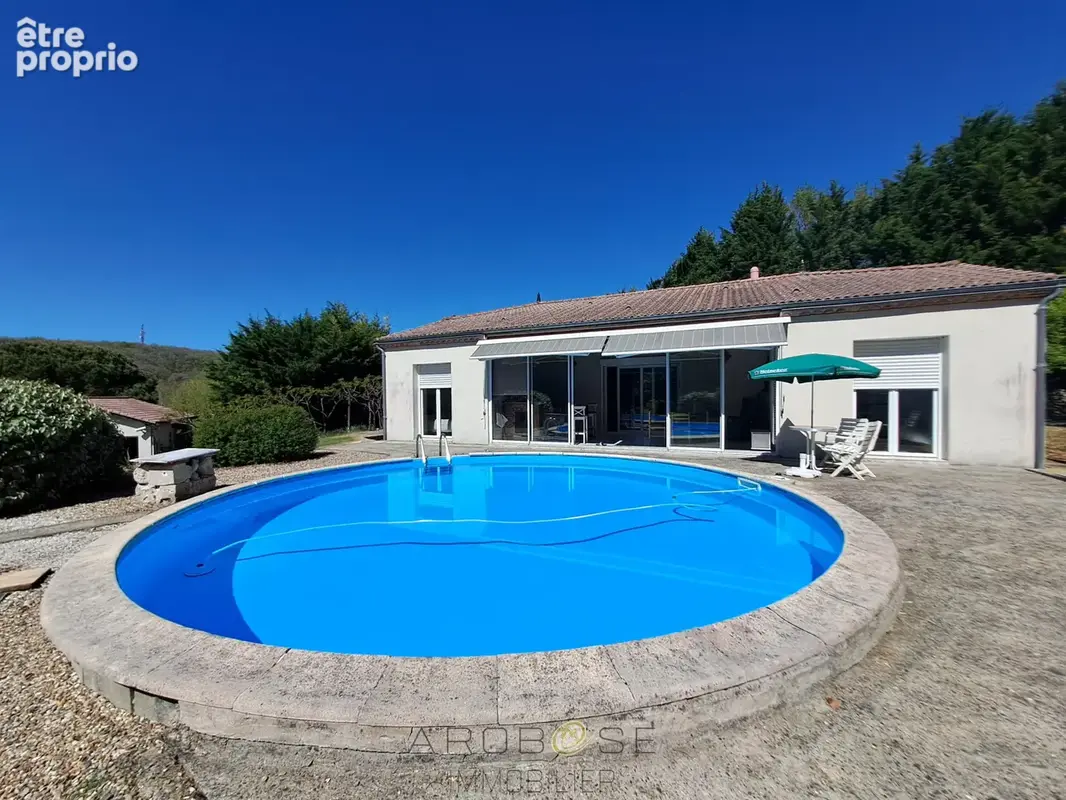 Maison familiale de plain-pied avec véranda, piscine et grand jardin - photo 2