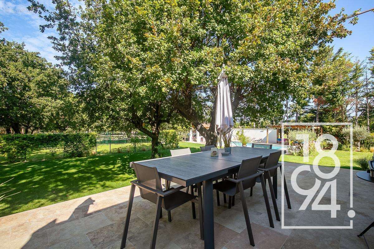 Maison 6/7 pièces de 215m2, terrain paysagé 3350m2, piscine, pool house, City stade, terrain de boule et 15 places de parking - photo 16