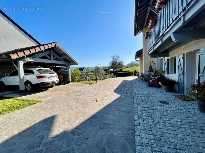 Maison à CHALLEX