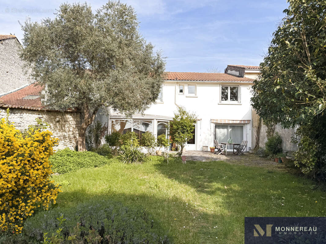 Maison à BARBEZIEUX-SAINT-HILAIRE