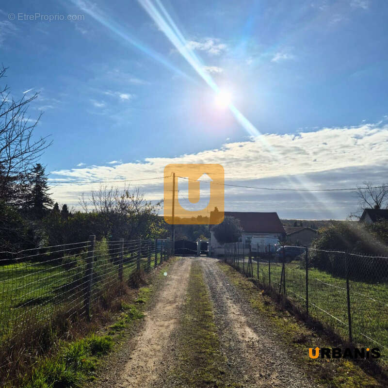 Terrain à MONTAMISE