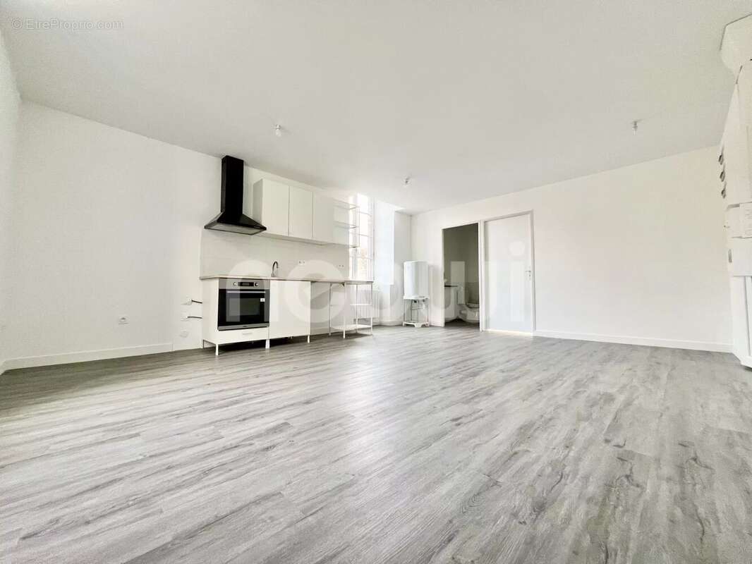 Appartement à COMBRONDE