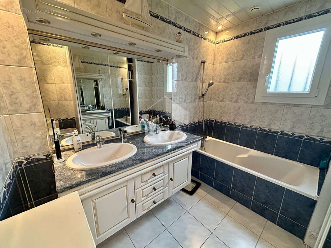 Maison à NEUVILLE-SUR-SARTHE