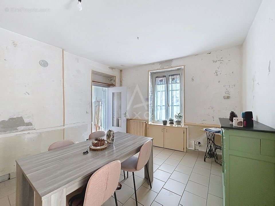 Maison à SAINT-COSME-EN-VAIRAIS
