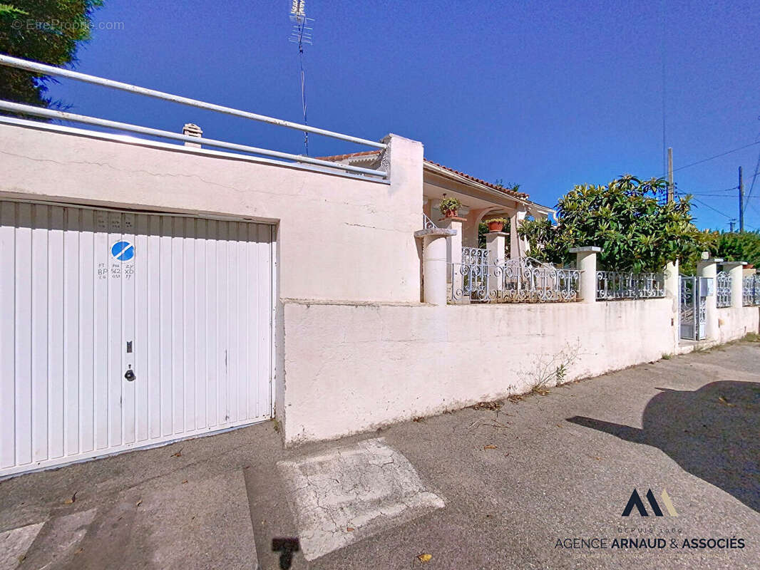 Maison à SAINT-CYR-SUR-MER