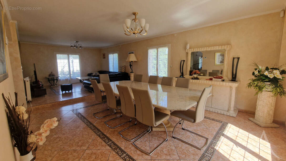 Belle demeure de 342m²  avec piscine intérieur, sous-sol total dans le village de FAVRIEUX - photo 6