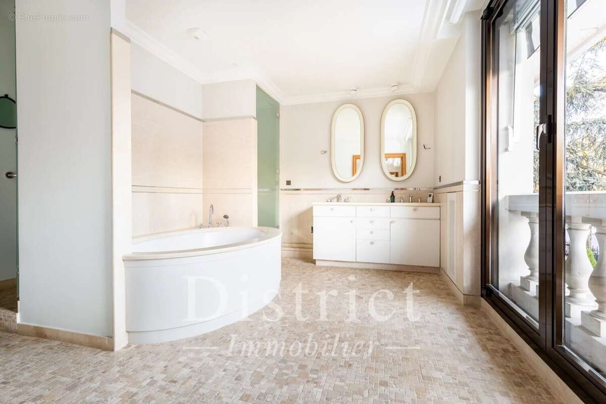 Appartement à NEUILLY-SUR-SEINE