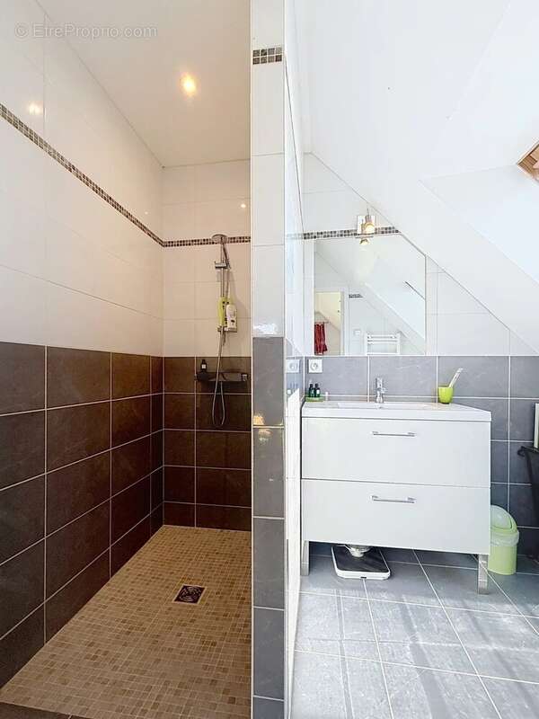 Vaste maison contemporaine dans un cadre verdoyant - photo 21