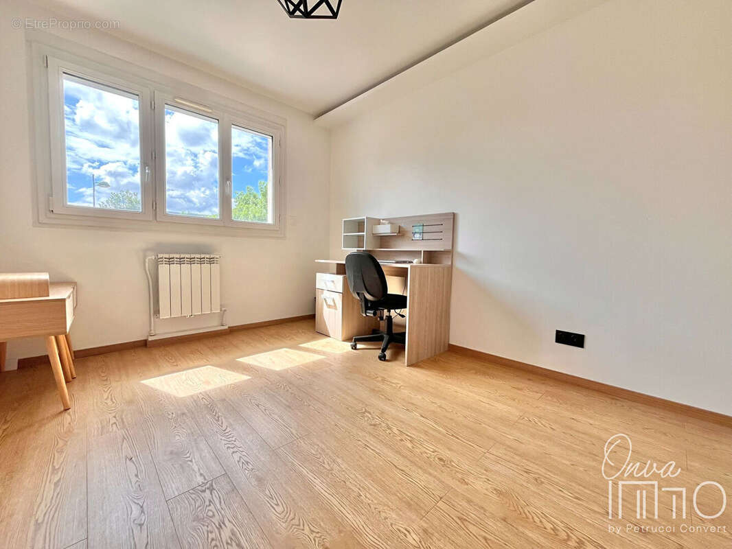 Fontaines-sur-Saône - T3 de 80 m² entièrement rénové avec balcon - photo 8