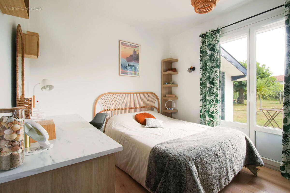 Derrière son portail se cache une belle surprise… Une villa de plain-pied entièrement rénovée, tournée vers un jardin paysager e - photo 13
