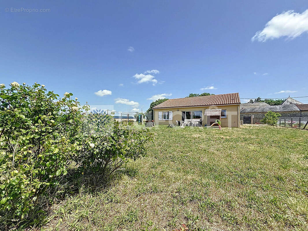 Maison à AMBERRE