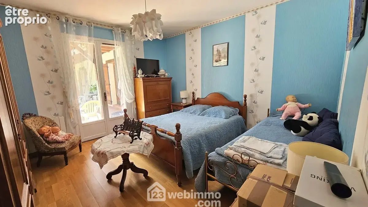 Une seconde chambre de 16 m² toute parquetée.