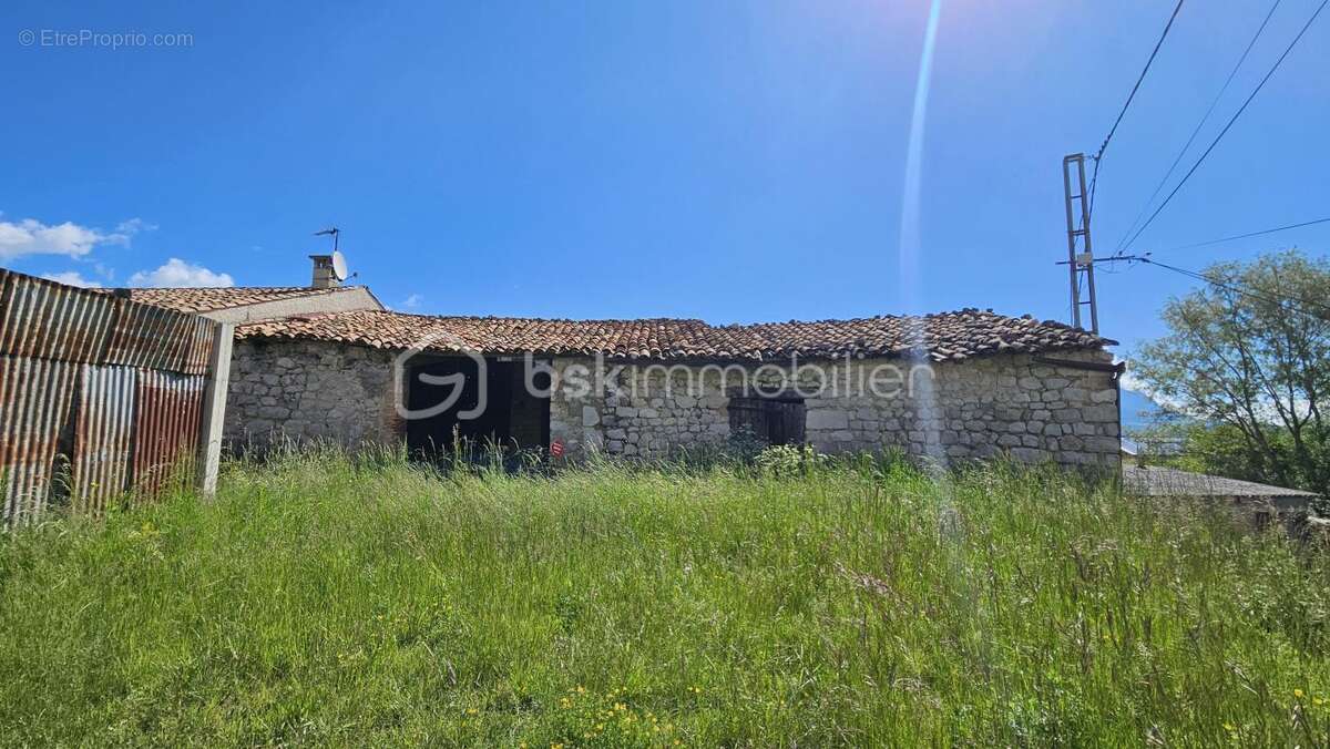 Ancienne bergerie sur terrain constructible d'environ 950 m² - photo 4