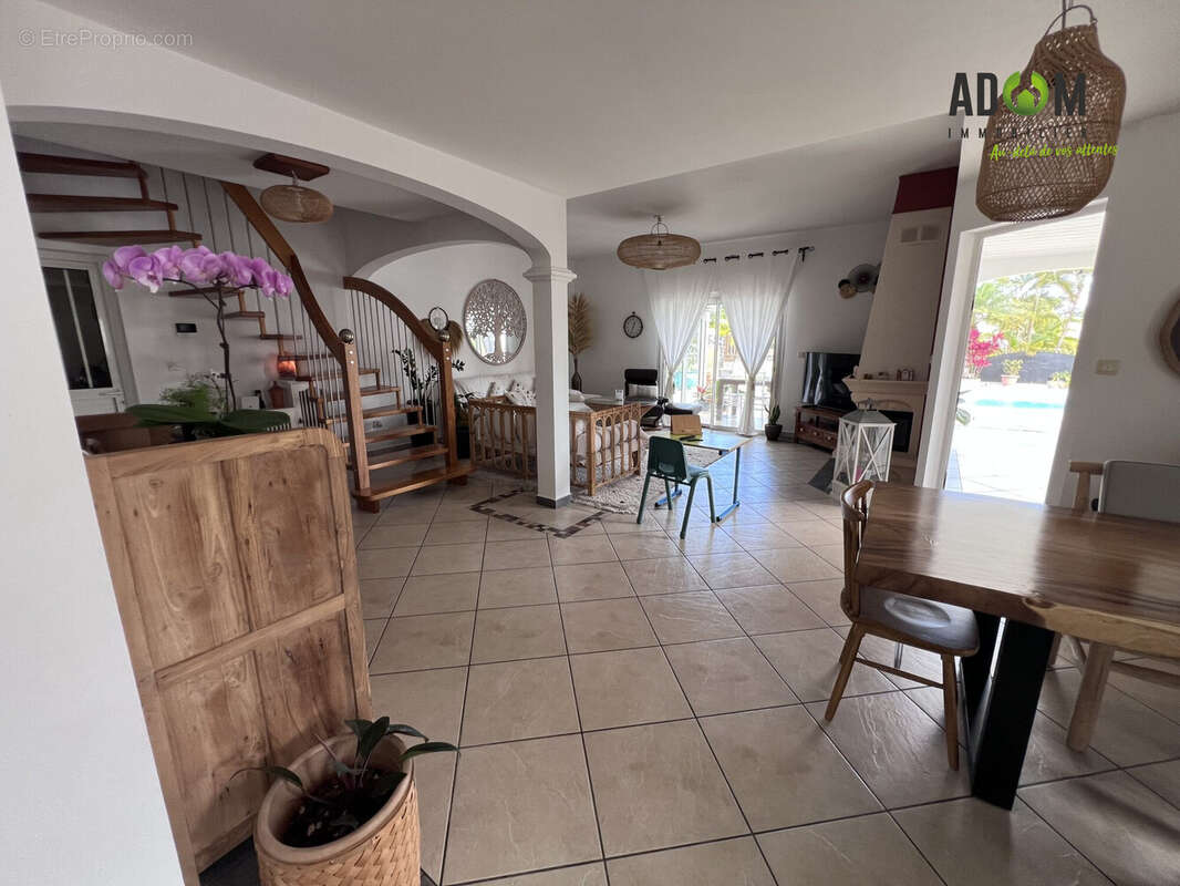 RDC - Séjour / Salon photo 1 - Maison à LE TAMPON