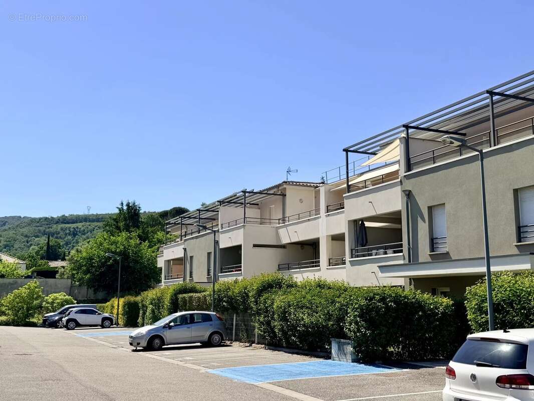 A VENDRE - Superbe T3 de 86 m² à Saint-Péray – Dernier étage, terrasse vue Crussol, double garage et place de parking. - photo 2