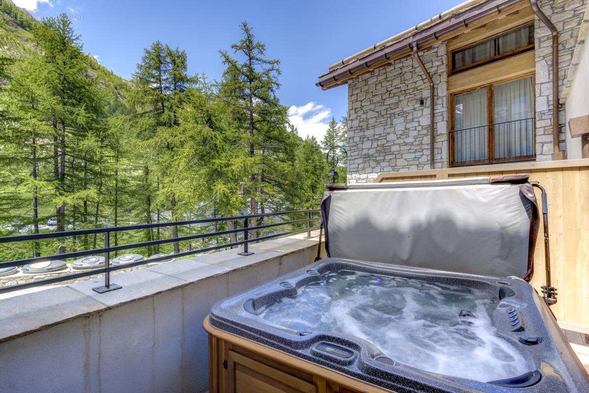 Ski-in/Ski-out à Val d’Isère : appartement moderne de 178 m² avec jacuzzi et terrasses ensoleillée - photo 11