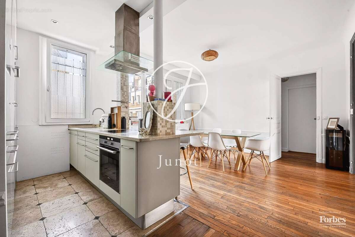 Appartement à PARIS-16E