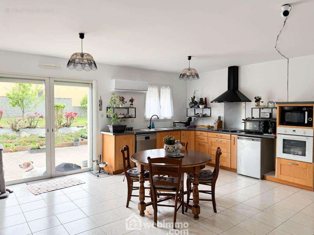 ...lumineuse avec un accès direct au jardin. - Maison à MAULEON