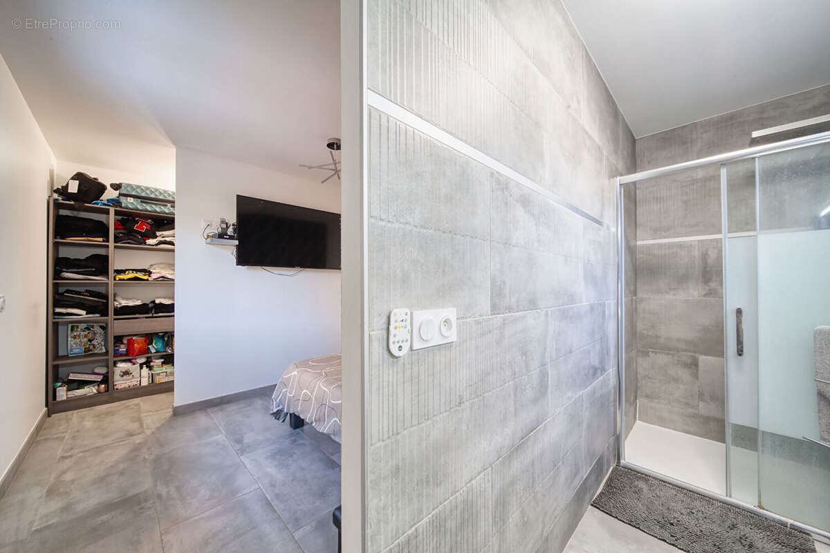 Espace et lumière : Découvrez cette maison récente de 150m² avec piscine. - photo 15