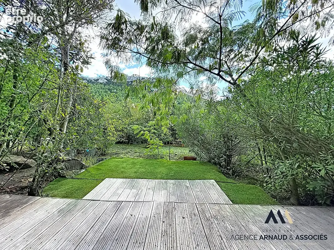 Maison de plain-pied avec piscine, grand jardin arboré et beau potentiel - photo 14