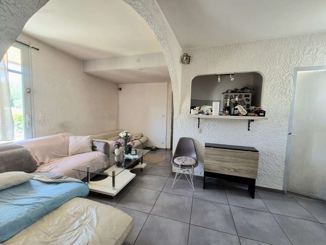Cagnes-sur-mer - propriété de 2 maisons - terrain plat de 2 400 m² - photo 2