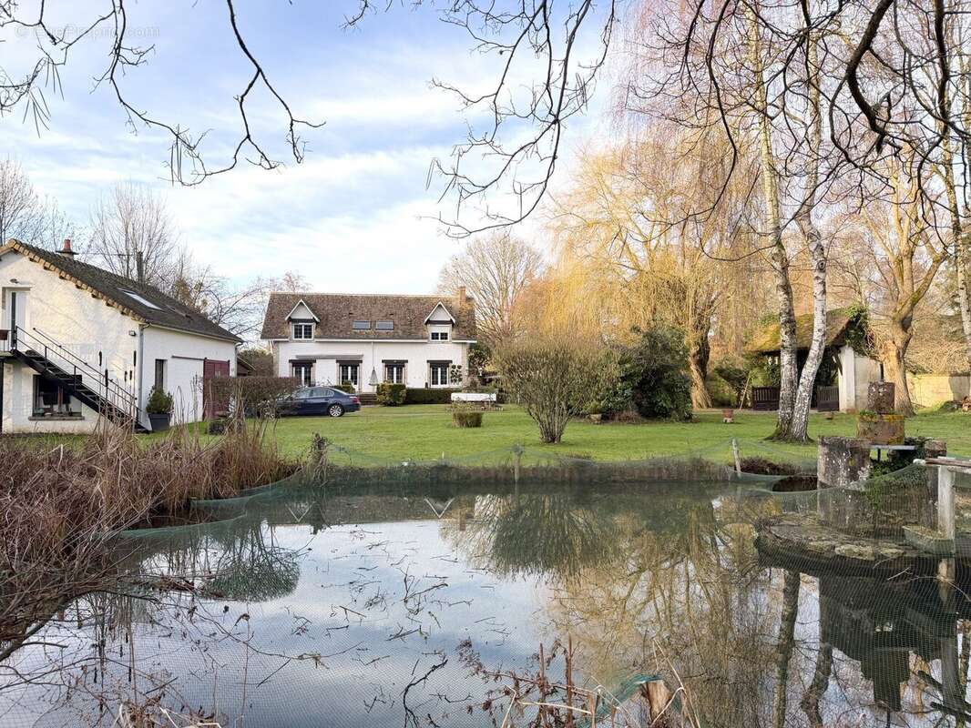 Vue depuis étang - Maison à TORCE-EN-VALLEE