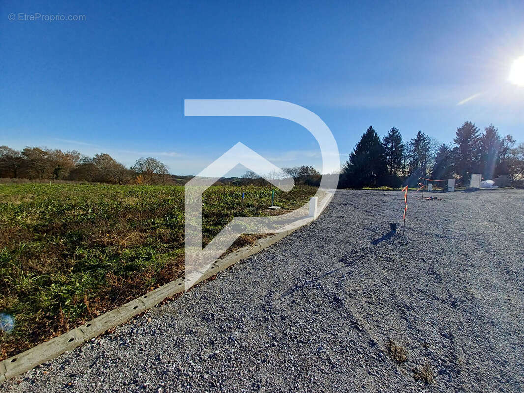 Terrain à SERRES-SAINTE-MARIE