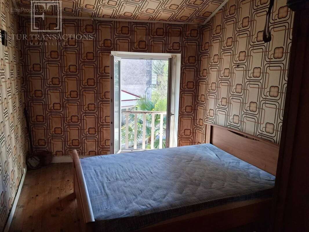 Maison à JAVERLHAC-ET-LA-CHAPELLE-SAINT-ROBERT