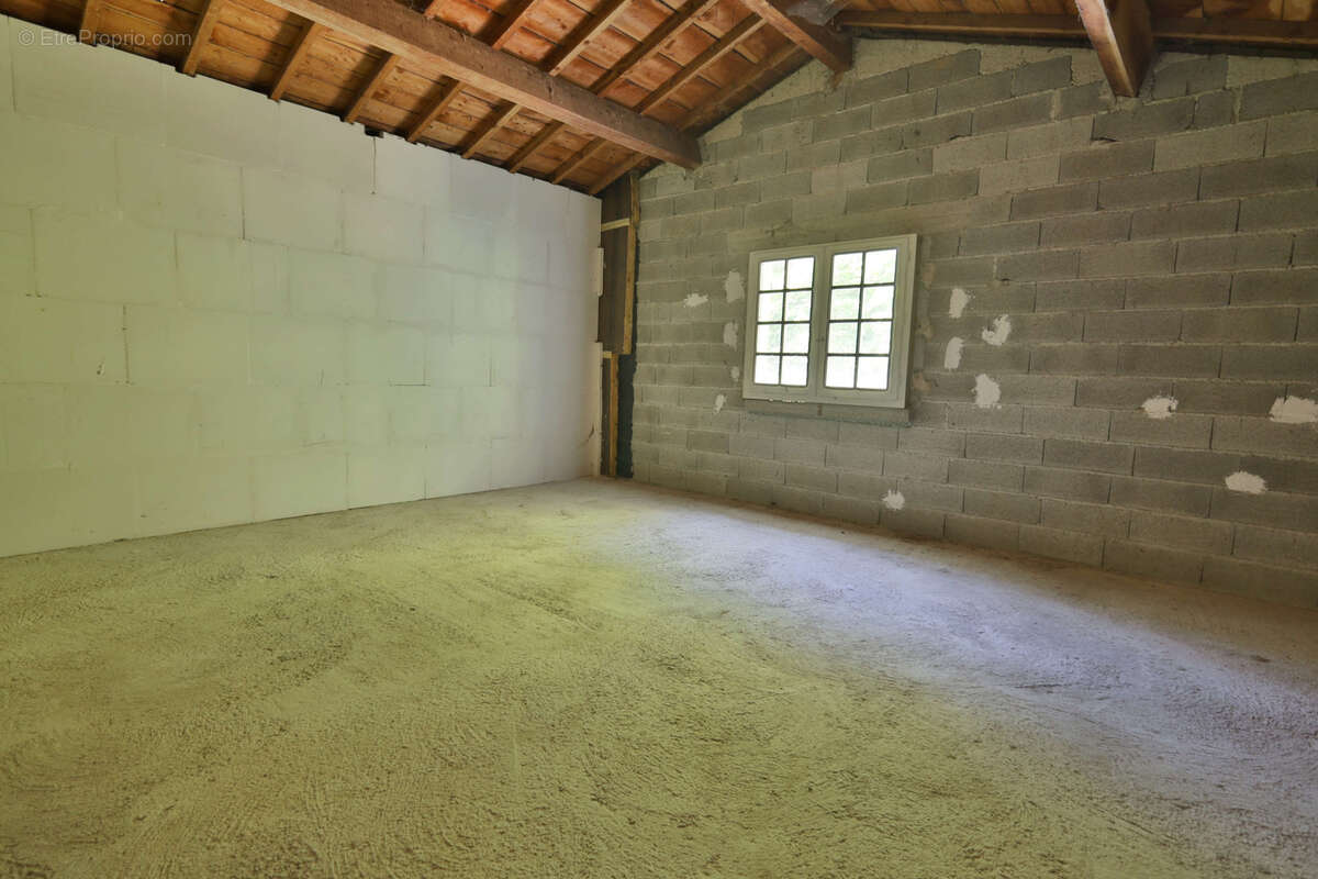 Maison de Type 4 - 149 m2 habitables - Terrain 12950m2 - photo 17