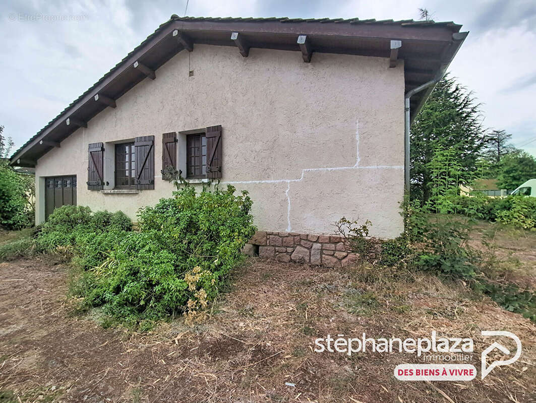 Maison de plain-pied à rénover de 81m², 2 chambres + 1 bureau, 2 garages avec jardin au centre de VILLARS-LES-DOMBES - photo 11