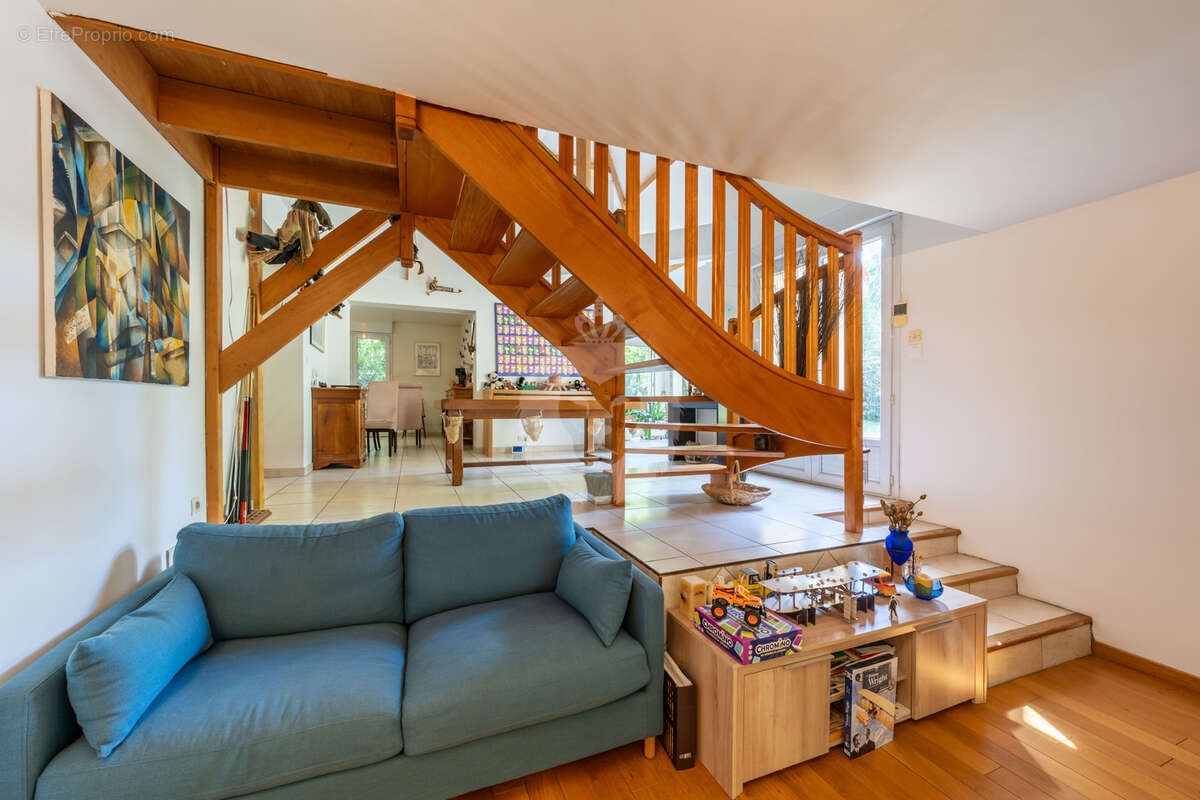 Maison familiale de 212 m2   5 chambres, dépendance, jardin arboré et gare de Melun à proximité - photo 6