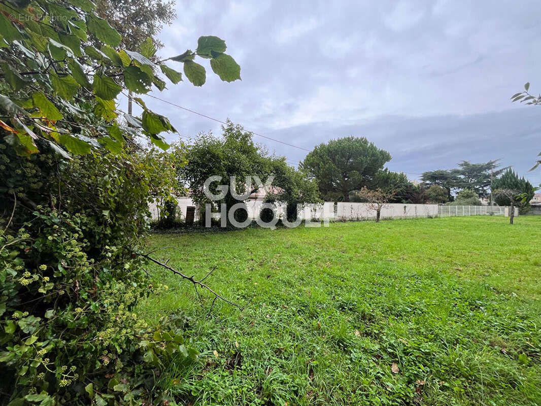 Terrain à AMBARES-ET-LAGRAVE