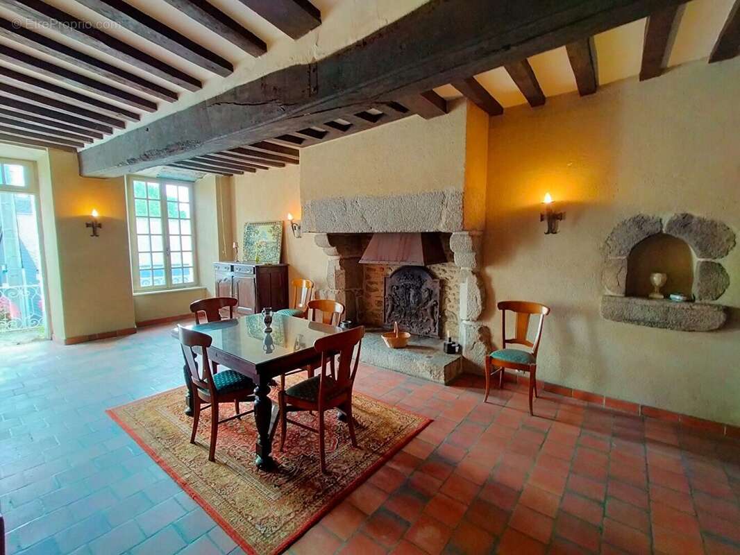maison à vendre Courcité salle à manger