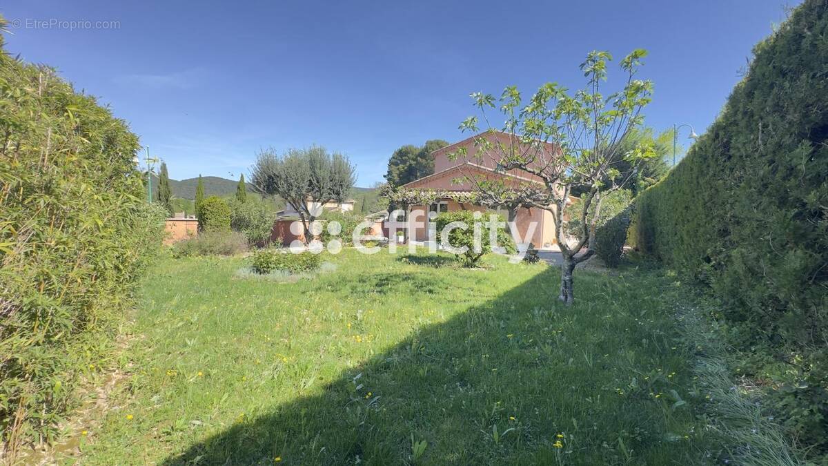 Maison à SAINT-LAURENT-DE-CARNOLS