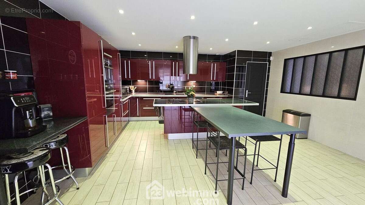 Une cuisine totalement équipée et fonctionnelle. - Maison à LA CHAPELLE-LA-REINE