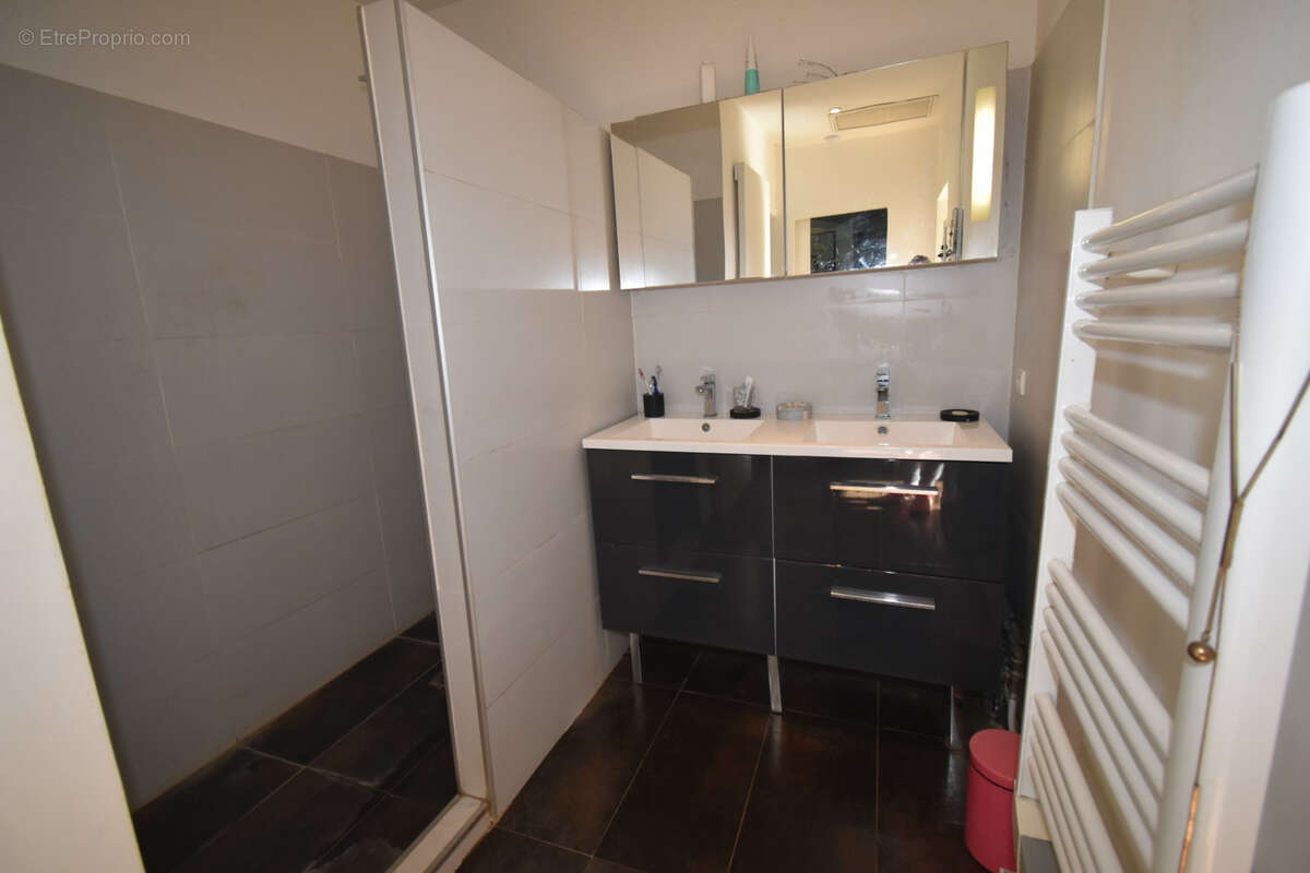 villa 4 pièces avec piscine et terrain constructible à 5 min à pieds du village du plan de la tour - photo 10