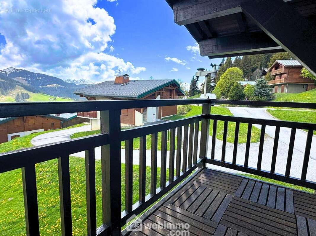 Enfin, le balcon offre une vue dégagée sur les massifs et sommets environnants. - Appartement à NOTRE-DAME-DE-BELLECOMBE